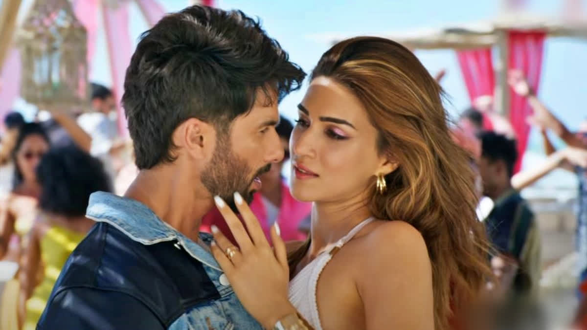 Akhiyaan Gulaab Shahid Kapoor And Kriti Sanon Build Romance In Love Ballad