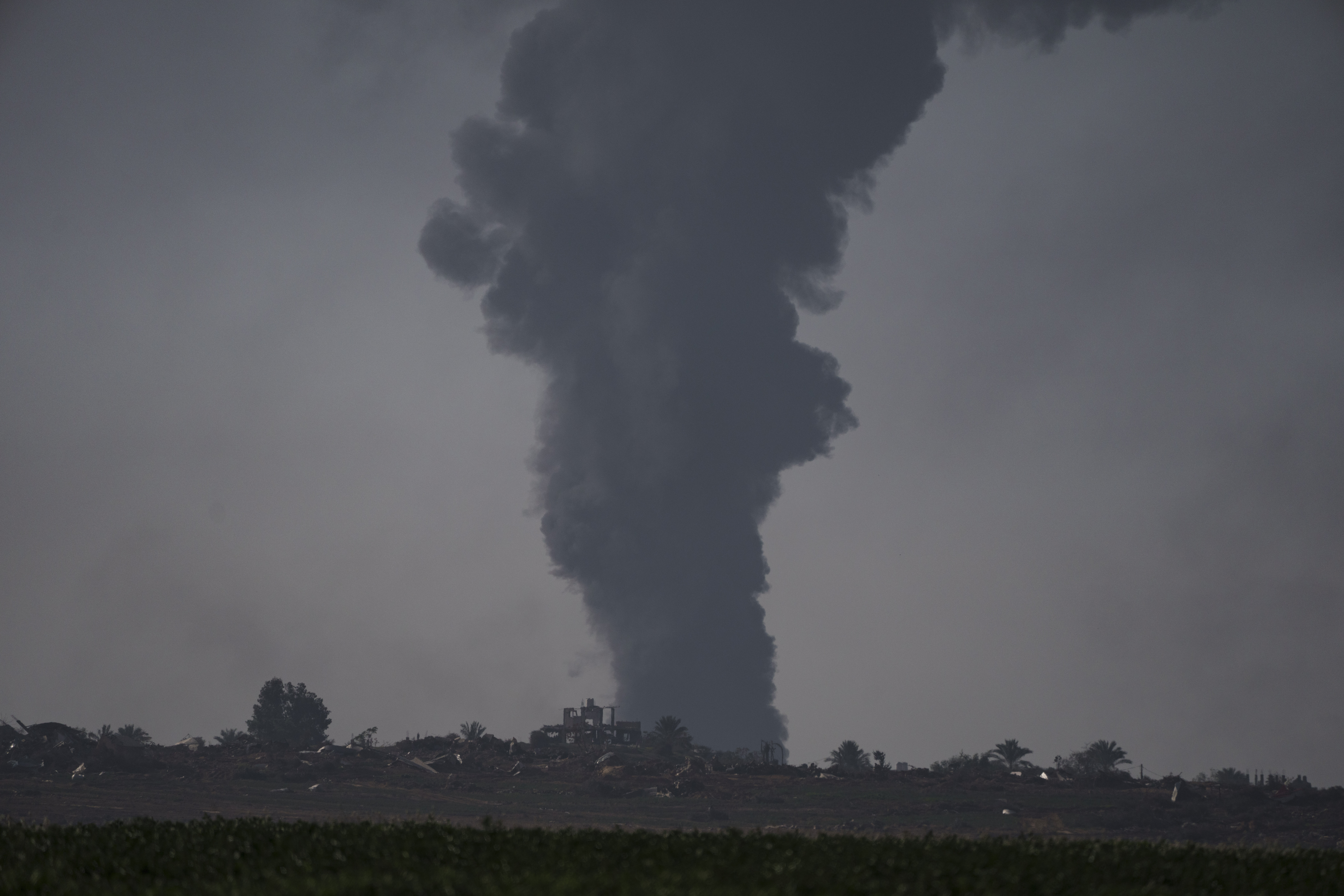 غزہ کی پٹی سے دھنواں اٹھتا ہوا(PHOTO: AP)