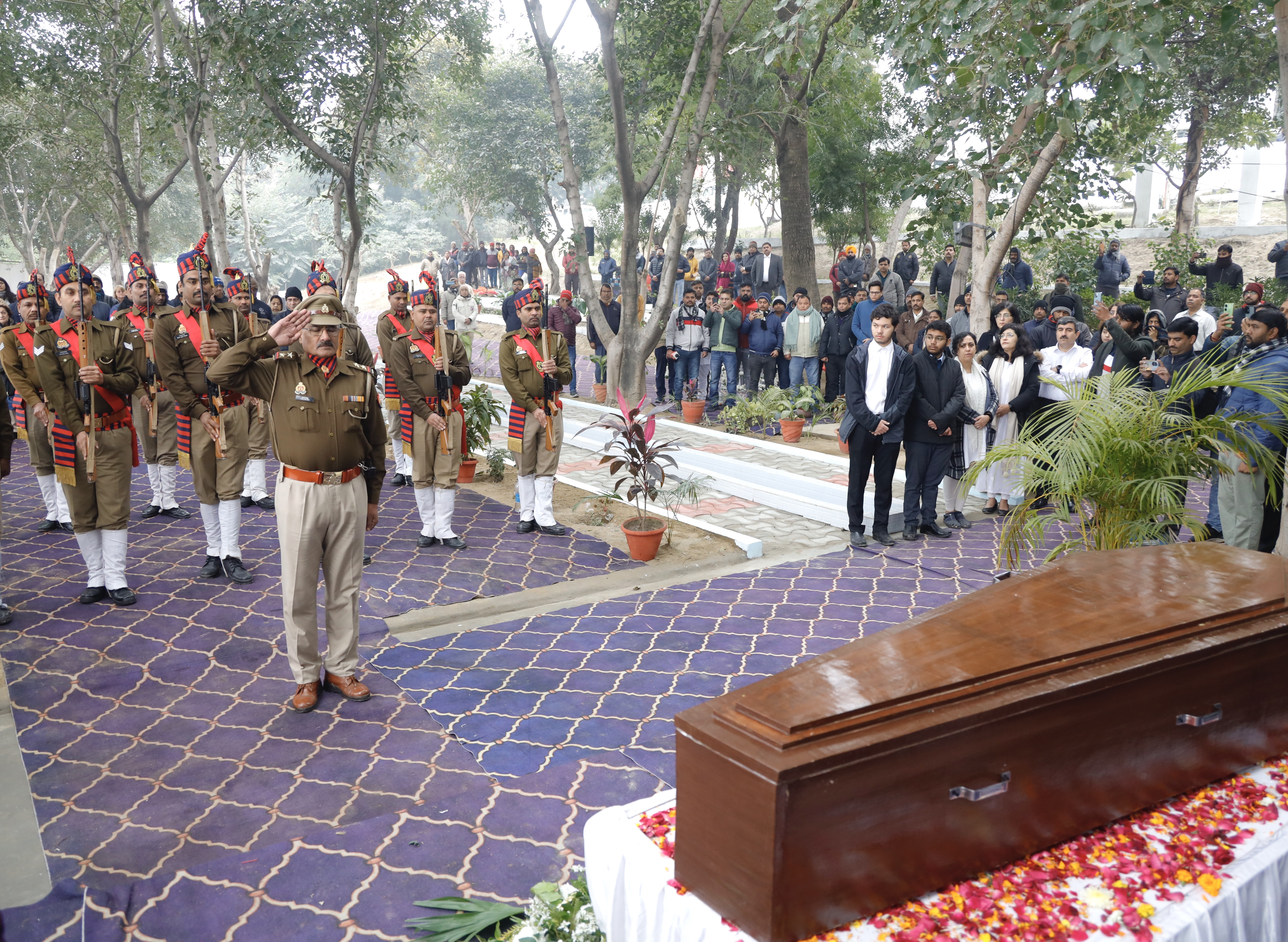 डॉ. जगदीश गांधी को पुलिस ने दिया गार्ड ऑफ ऑनर.