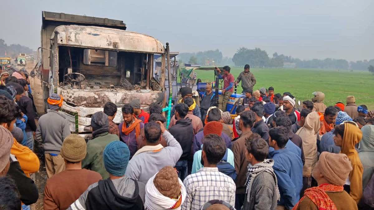 ट्रक में जिंदा जल गये खलासी और ड्राइवर