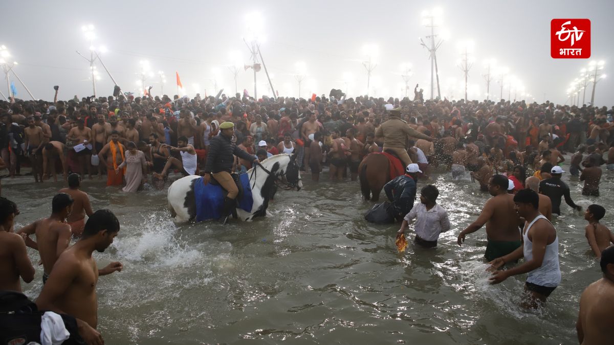 प्रयागराज महाकुंभ में अमृत स्नान करते श्रद्धालु.