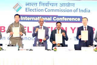 Chief Election Commissioner Rajiv Kumar and others with the Delhi Declaration