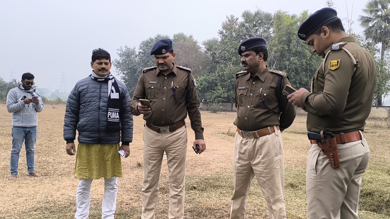 कब्रिस्तान में जांच करती पुलिस