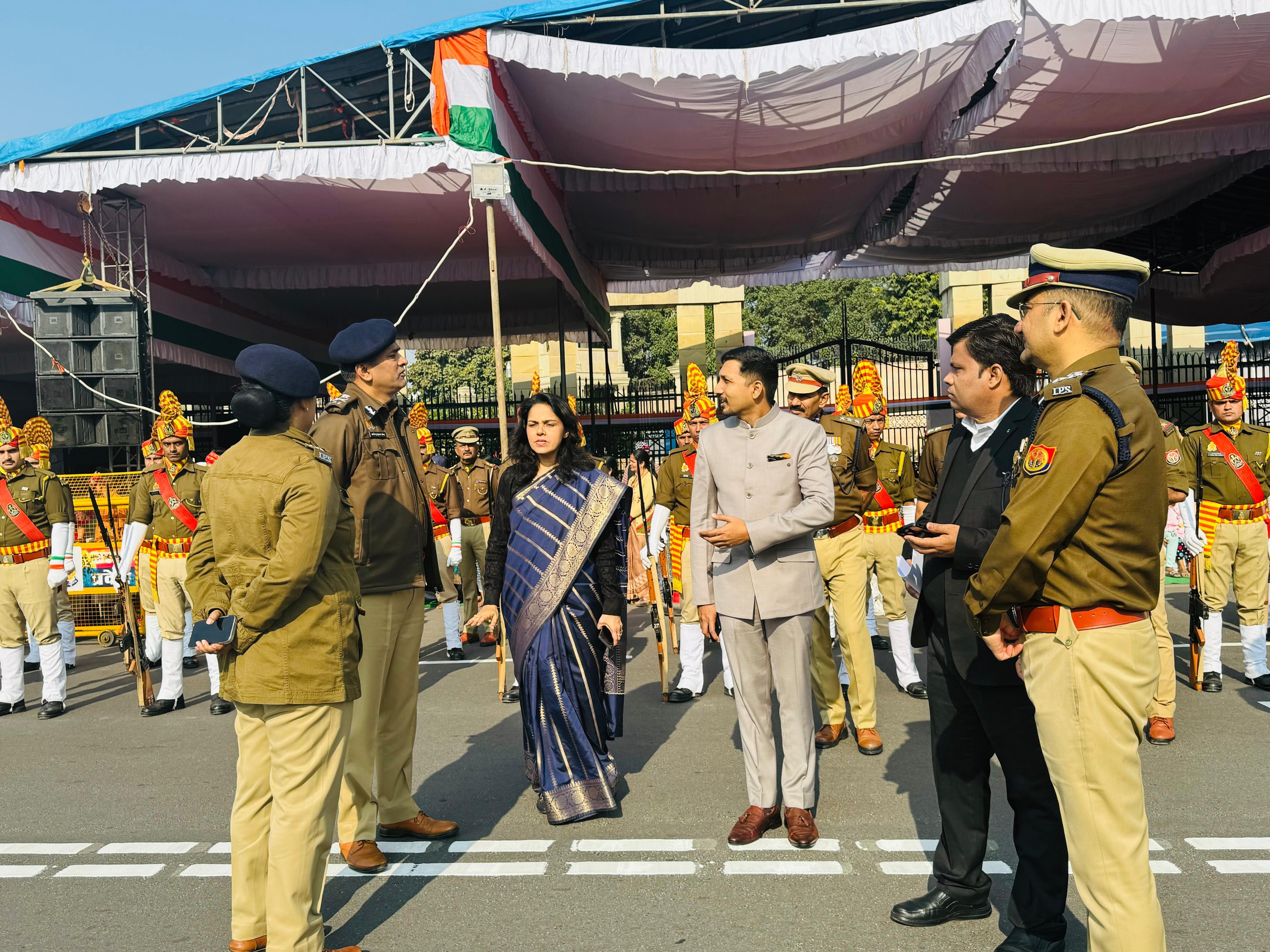 गणतंत्र दिवस परेड की तैयारियां परखतीं मंडलायुक्त और डीएम.