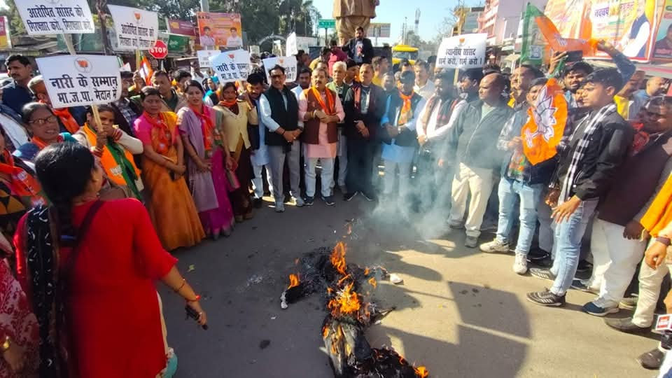 कांग्रेस सांसद का पुतला फूंकते भाजपाई.