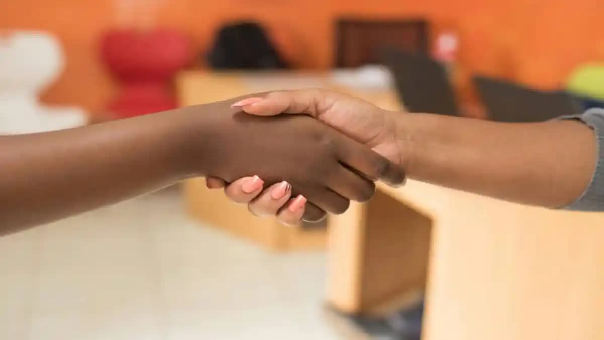 Bisakah penyakit fisik dideteksi dengan berjabat tangan?