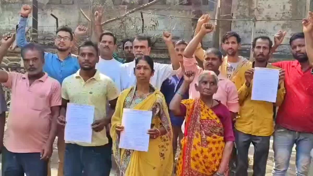 Footpath vendors protest