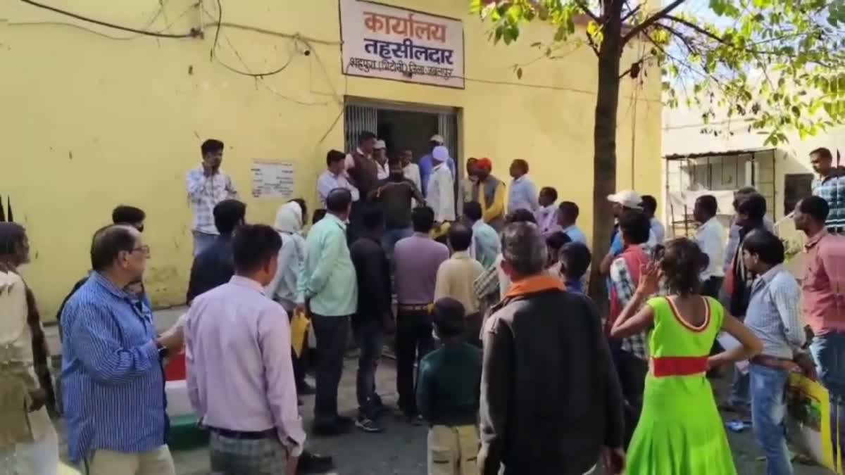 Jabalpur Tehsildar slaps Woman