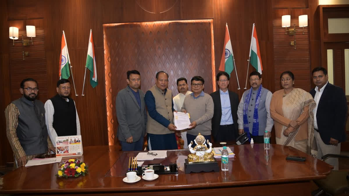 The Congress legislature party has appealed to the Speaker of Assam assembly to disqualify two MLAs Kamalakhya Dey Purkayastha and Basanta Das, who have extended their support to the BJP led Government despite remaining in the Congress.