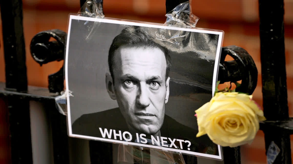 The body of Russian opposition leader Alexei Navalny has been handed over to his mother, an aide to Navalny said Saturday.