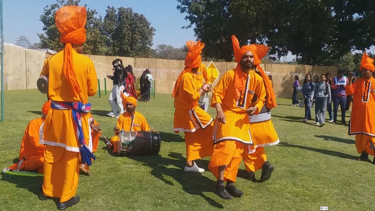 chandigarh-rose-festival-people-arriving-in-large-numbers-enjoyed-colorful-programs