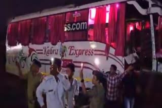 Accident in Gujarat  Ahmedabad Vadodara Express Way  Naidad Accident  ഗുജറാത്ത് വാഹനാപകടം  സിമന്‍റ് ടാങ്കര്‍ ലോറി ബസ് അപകടം