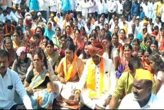 Rasta Roko Andolan of maratha community in solapur bride and groom also participated in protest watch video