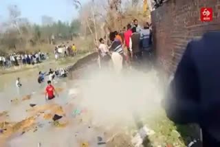 Accident in Kasganj Tractor Trolley Fell in Pond while going for Purnima Bath 7 children 8 women died