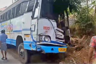 KSRTC Bus Accident  പത്തനംതിട്ട  Pathanamthitta  Adoor  കെഎസ്ആർടിസി