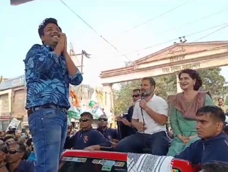 मुरादाबाद में राहुल गांधी ने राहुल गांधी ने आयुष नाम के एक युवक को अपनी गाड़ी के बोनट पर बुलाकर खड़ा किया