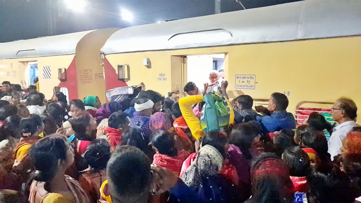 crowd of devotees at Chhapra