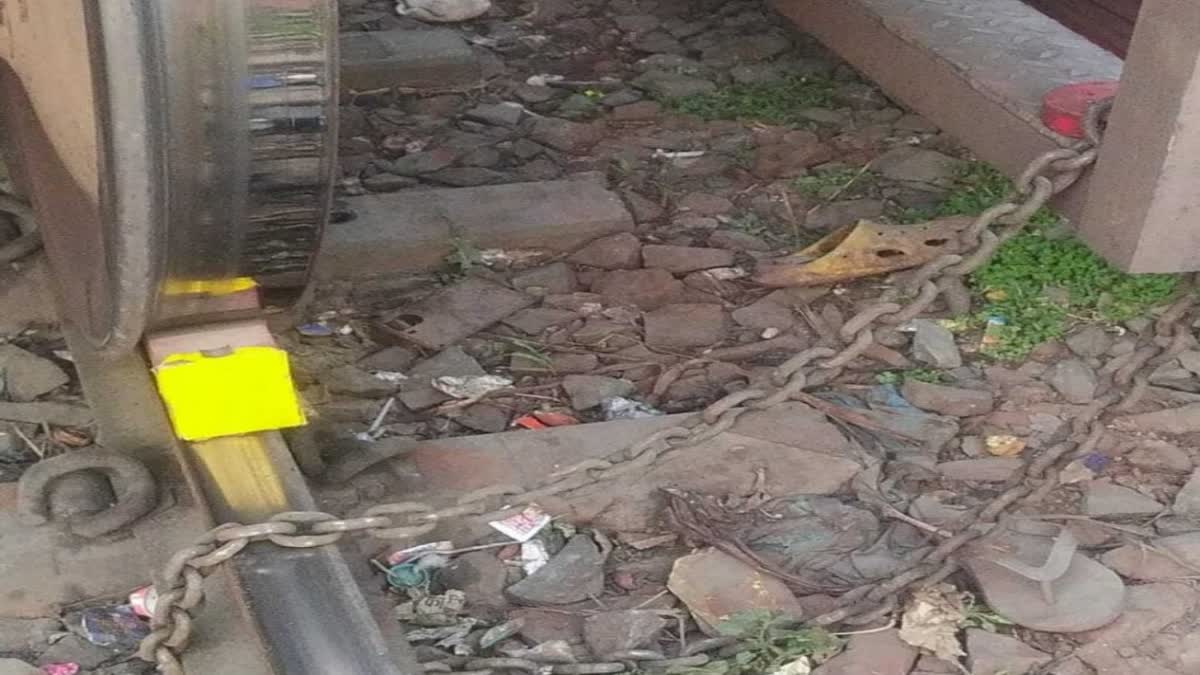 TRAIN CHAINED BY DRIVER AND GUARD