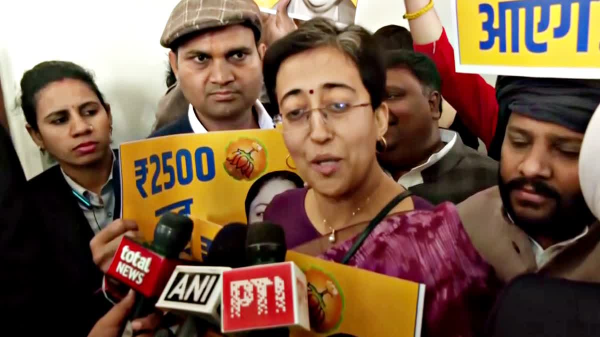 LOP Atishi and other AAP leaders protest outside CM Office