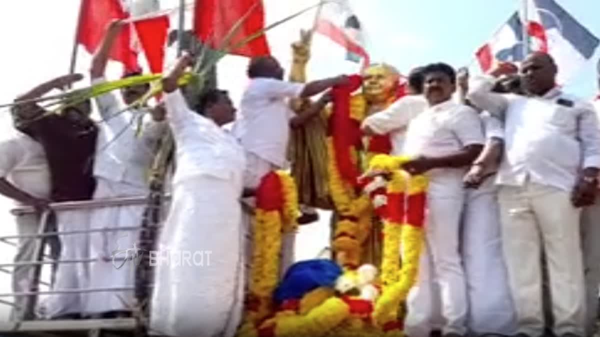 ஜெயலலிதா உருவசிலைக்கு  மரியாதை செலுத்தும் தஞ்சை அமமுகவினர்