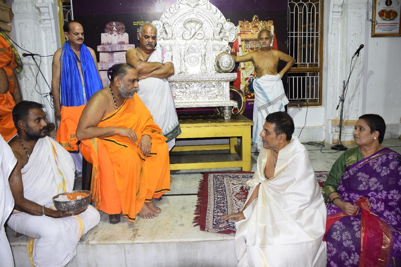 ACTOR SHIVA RAJKUMAR FAMILY VISIT SRI RAGHAVENDRA SWAMY MUTT IN MANTRALAYA