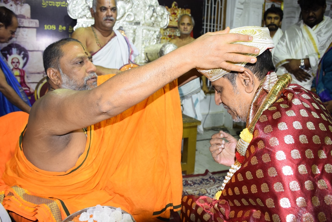 ACTOR SHIVA RAJKUMAR FAMILY VISIT SRI RAGHAVENDRA SWAMY MUTT IN MANTRALAYA