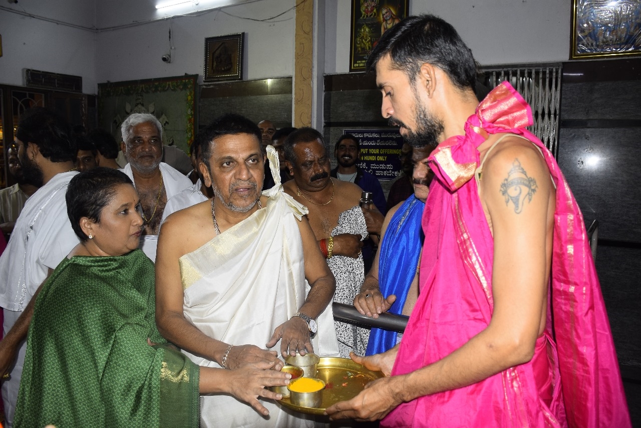 ACTOR SHIVA RAJKUMAR FAMILY VISIT SRI RAGHAVENDRA SWAMY MUTT IN MANTRALAYA