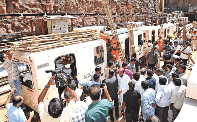 ತೆಲಂಗಾಣ ಸುರಂಗ ಕುಸಿತ ದುರಂತ: 3ನೇ ದಿನದಲ್ಲಿ ರಕ್ಷಣಾ ಕಾರ್ಯಾಚರಣೆ, ಇನ್ನೂ ಸಿಗದ 8 ಜನ