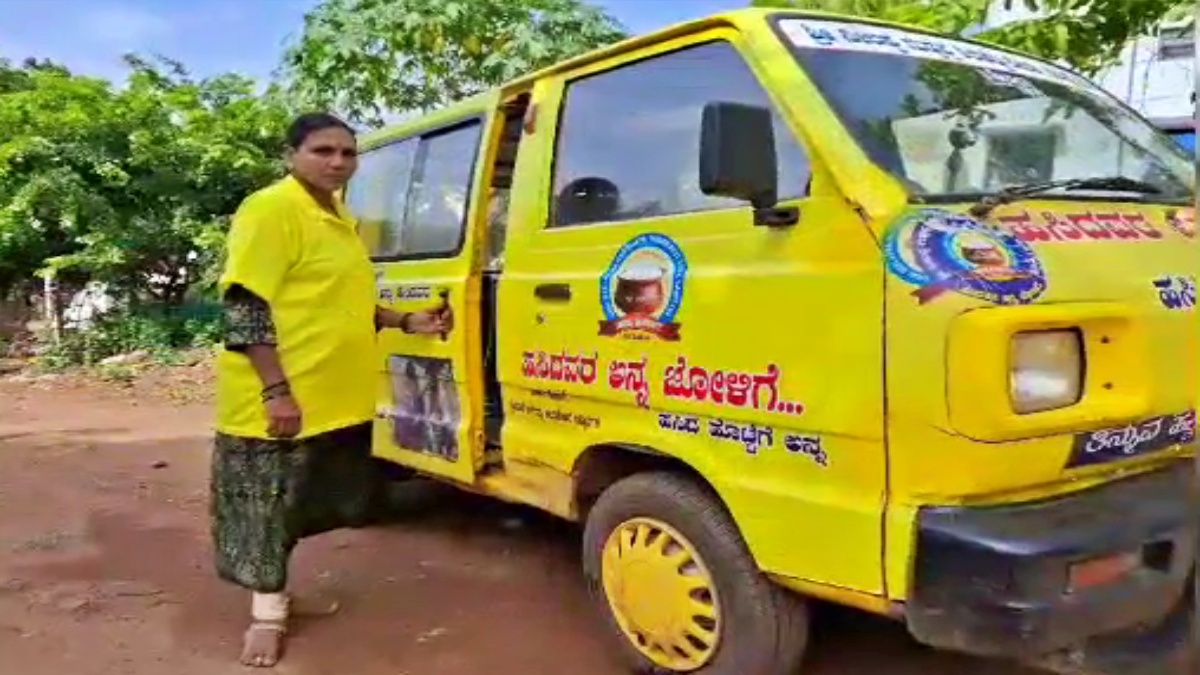 couple-feeding-hungry-people-in-hubballi