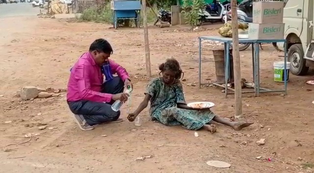 couple-feeding-hungry-people-in-hubballi