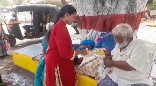 couple-feeding-hungry-people-in-hubballi