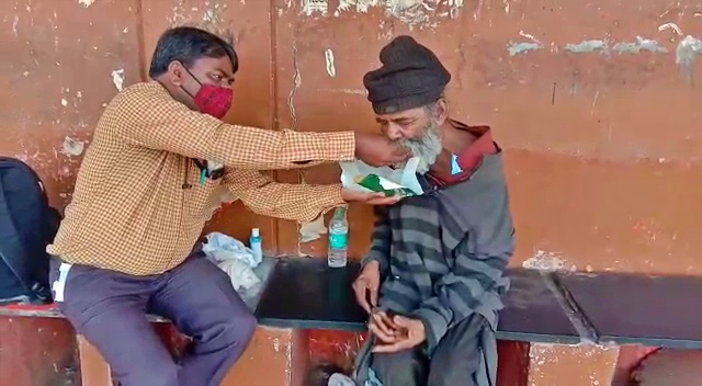 couple-feeding-hungry-people-in-hubballi