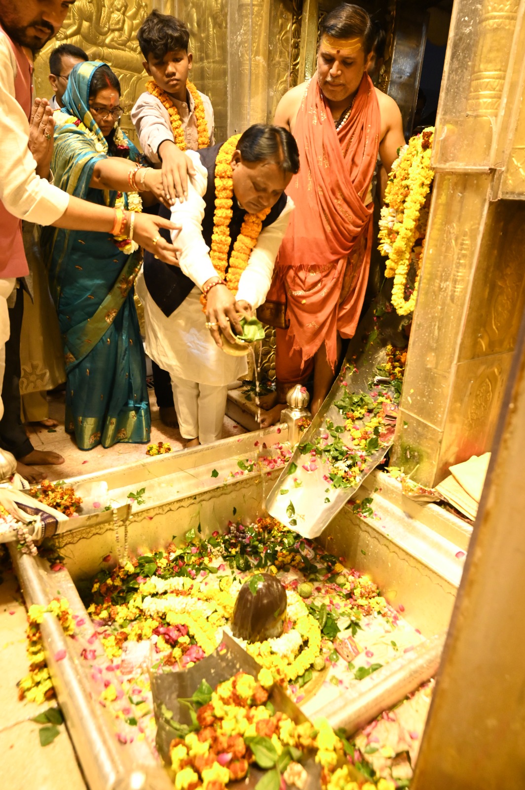 CM Mohan Majhi Worships At Kashi Biswanath Temple