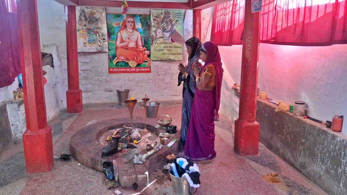 गया में लाइनेश्वर महादेव में पूजा करतीं महिलाएं