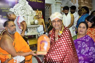 ACTOR SHIVA RAJKUMAR FAMILY VISIT SRI RAGHAVENDRA SWAMY MUTT IN MANTRALAYA