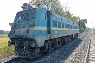 Ratlam DEMU train coupling broken