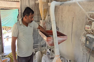 Maharashtra B.Tech Graduate-Turned-Miller Helps Father's Flour Mill Flourish With 'Girni Wale' App