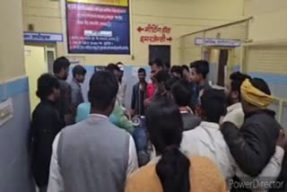 अस्पताल में मौजूद लोग