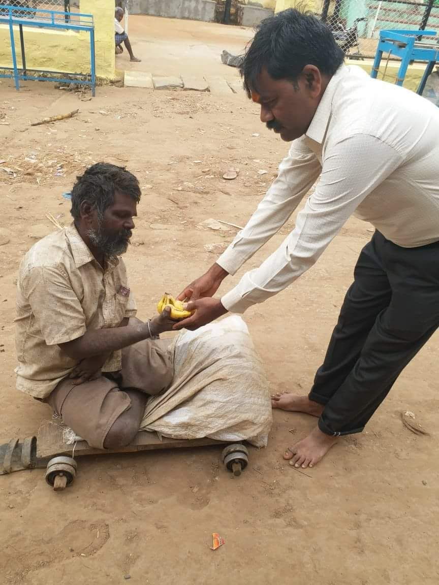 Couple-feeding-hungry-people-in-hubballi