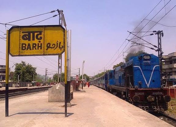 driver-and-guard-chained-train-at-barh-railway-station-in-patna