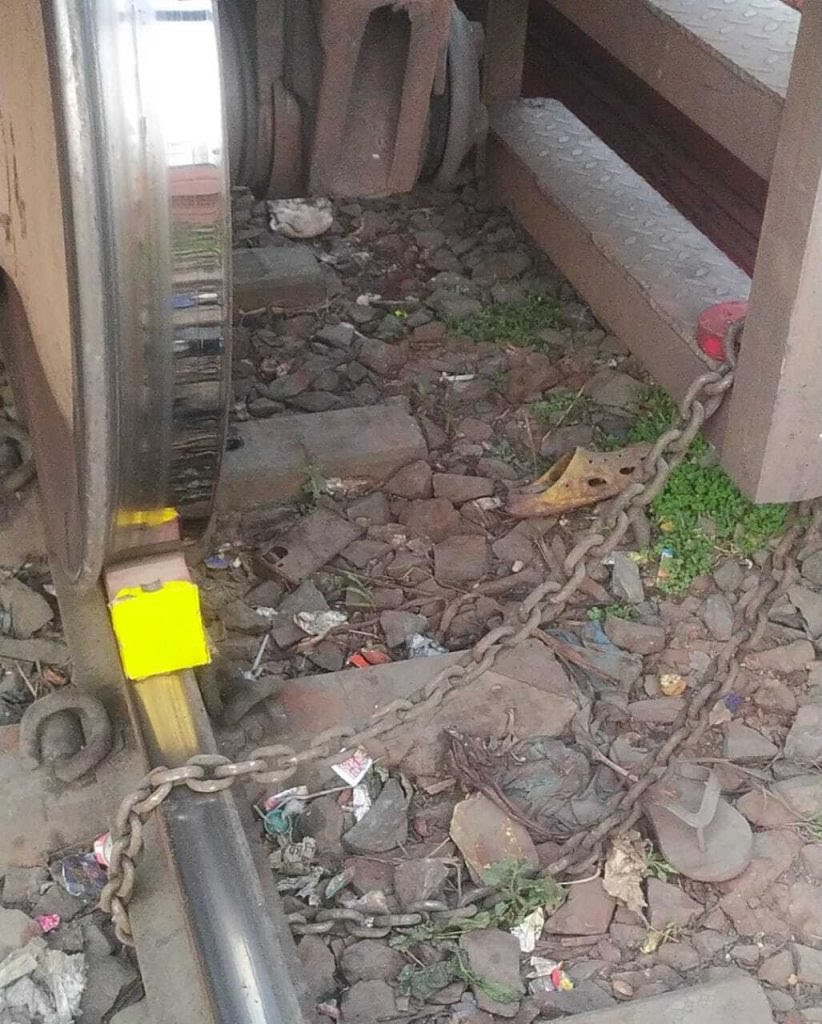 driver-and-guard-chained-train-at-barh-railway-station-in-patna