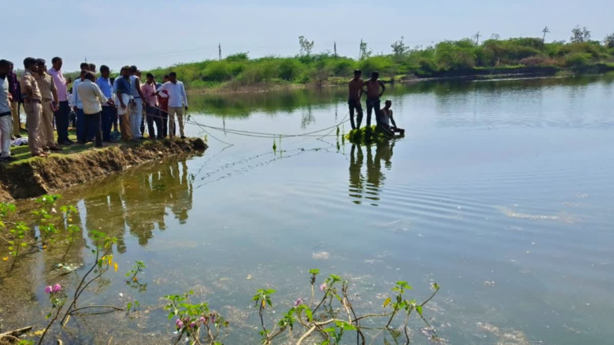 THREE YOUTH DROWNED IN LAKE