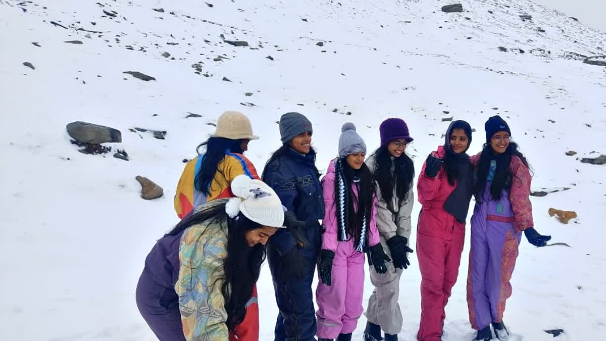 Tourists in Lahaul Valley