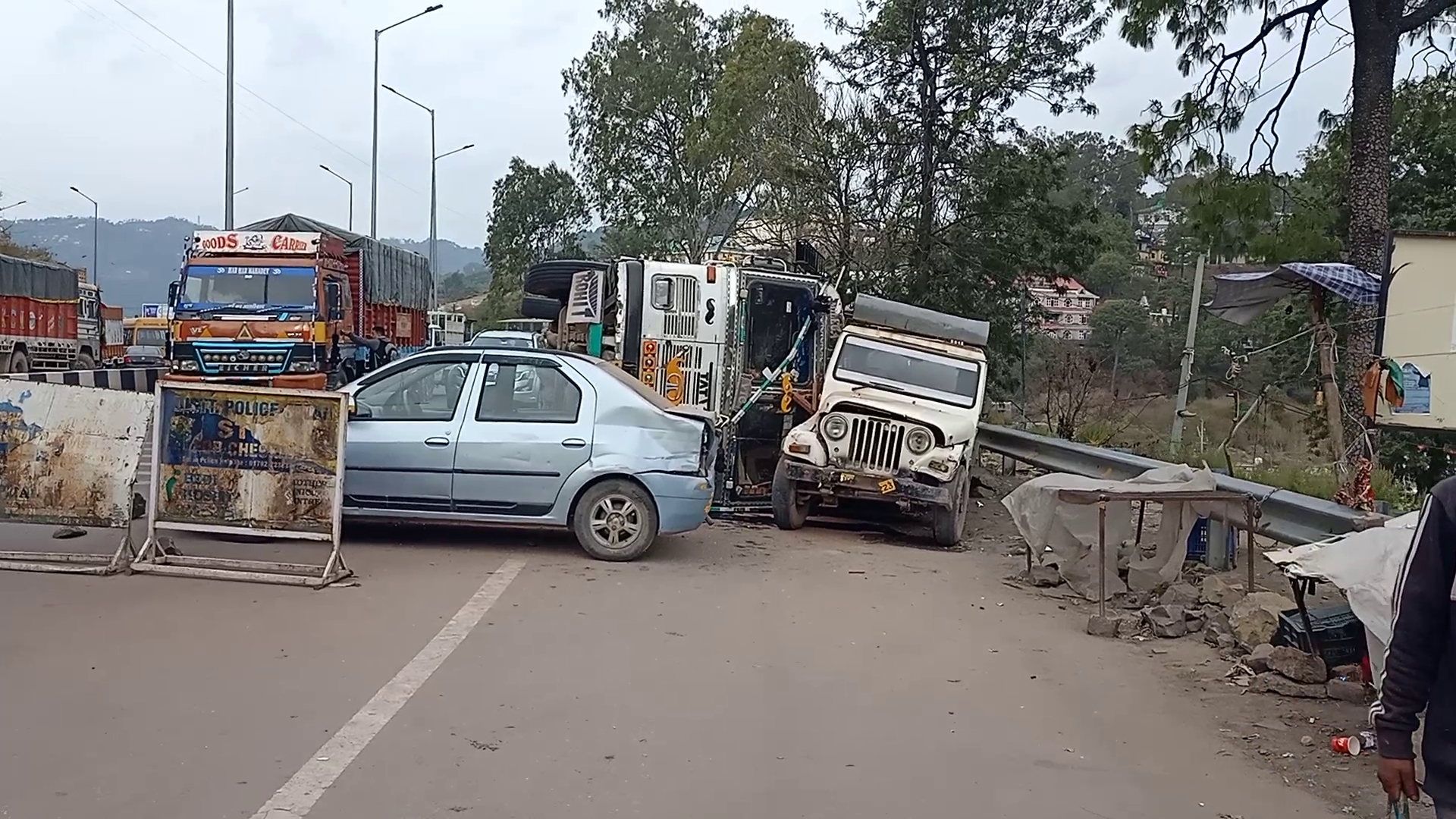 Truck overturned on Kalka-Shimla NH
