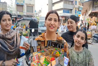 Holi excitement In the markets of Amritsar, people are buying Gulal and Pichkari