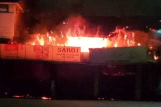 HUGE FIRE IN THAMARASSERY  FIRE BROKE OUT IN THAMARASSERY  BAKERIES GUTTED  FIRE