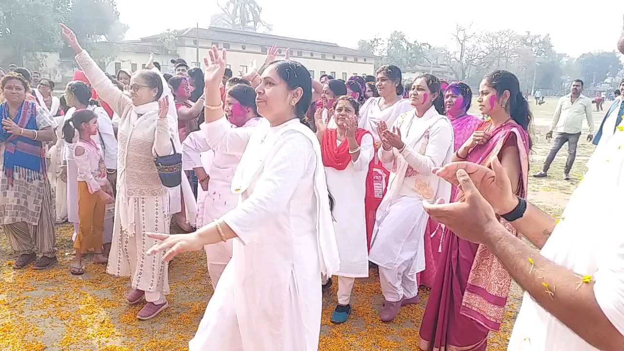 पूर्णिया में होली पर नृत्य करती महिलाएं