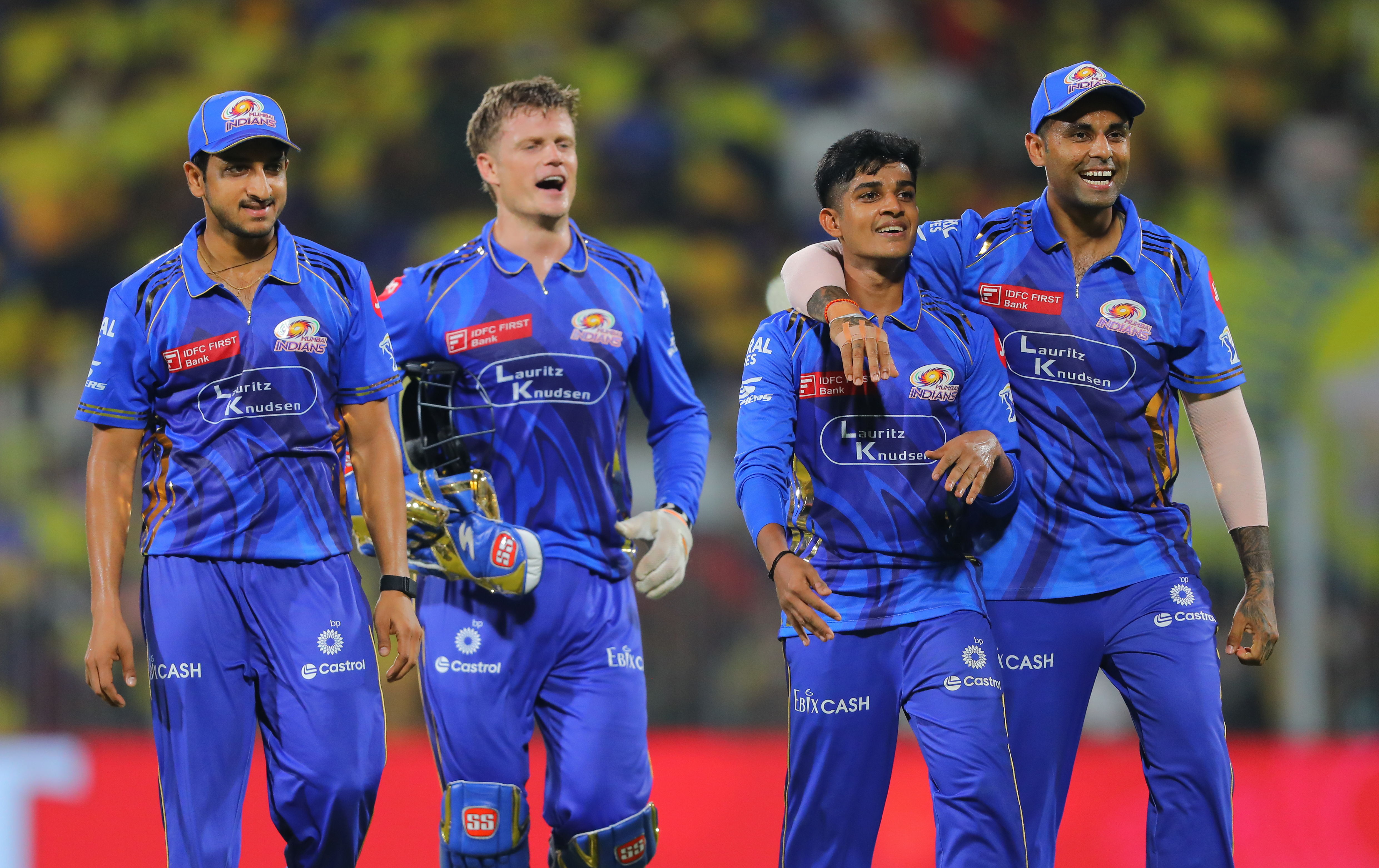 VIGNESH PUTHUR WITH MUMBAI INDIANS PLAYERS