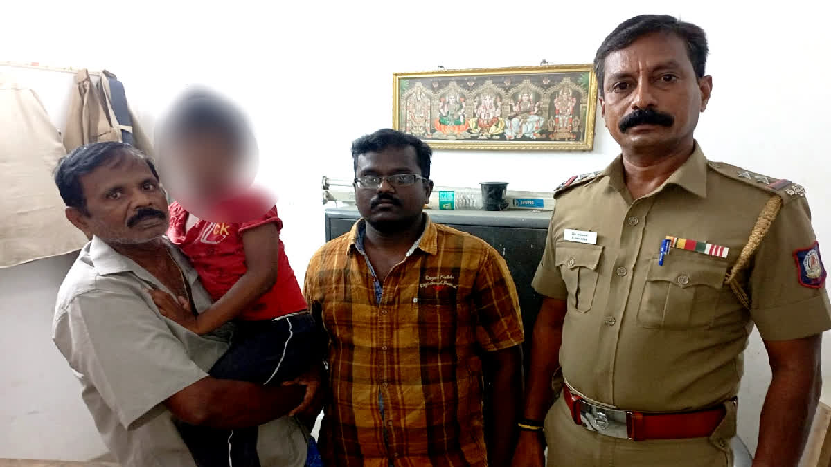 police helped a 5 years old boy reach to his parents who had forgotten his home address in Poonamallee