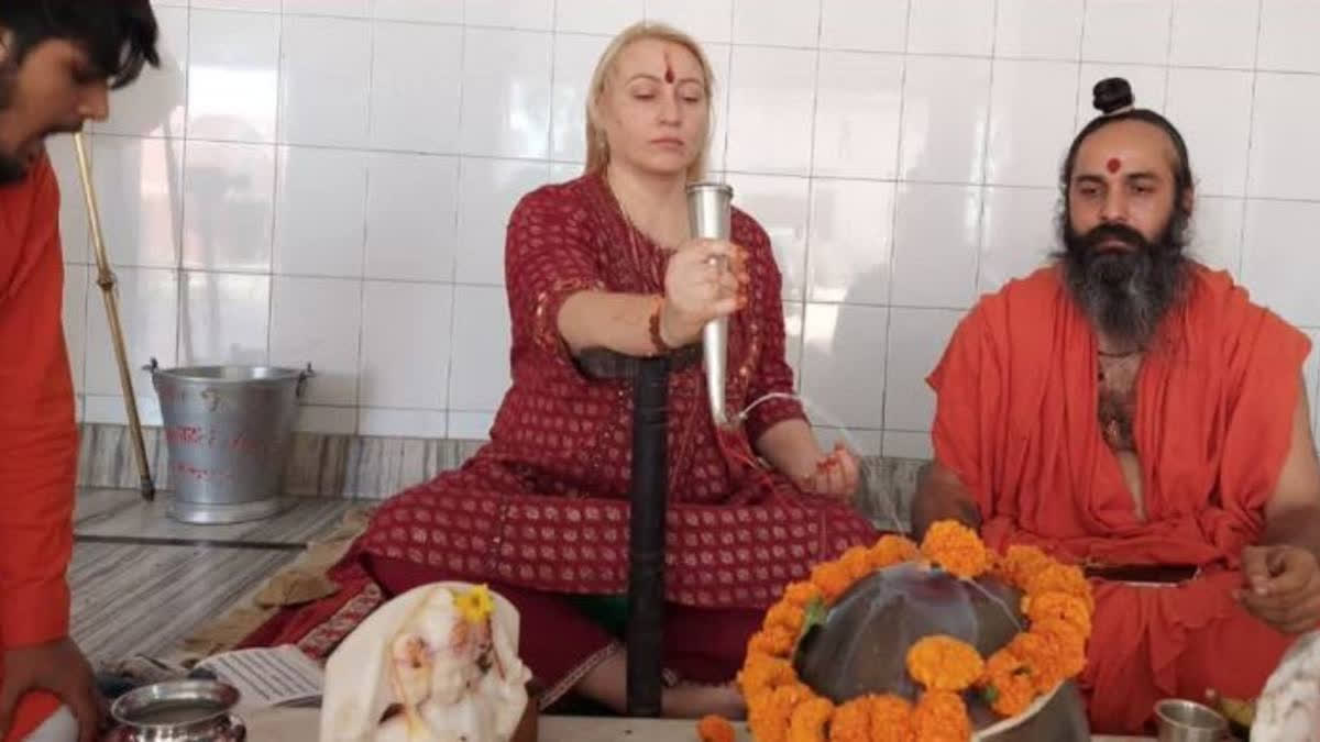 Maria, a resident of Ukraine, who has been living in India since 2016, has adopted the Hindu religion in Bhiwani, Haryana after being influenced during her research on Ayurveda. Maria says she likes Sanatan culture very much after which she decided to adopt it. Her children too also scheduled to embrace Sanatan Dharma in the coming days.